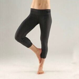 Lululemon Acro Crops Size 4 Silicone Logo Peacock Feather Yoga Acrobatic Silks